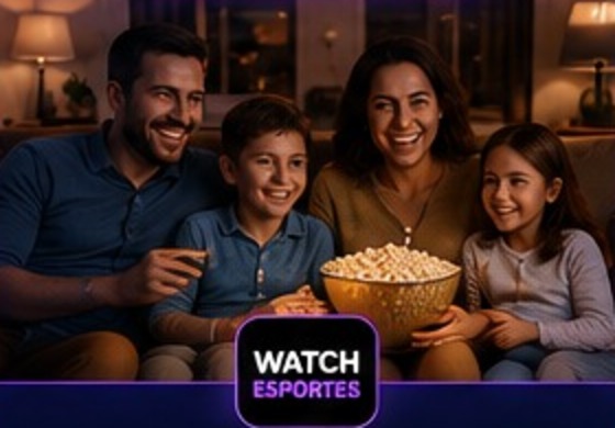 Família aproveitando o Watch Esportes no Combo Família
