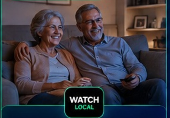 Casal assistindo ao Watch Local no Combo Smart